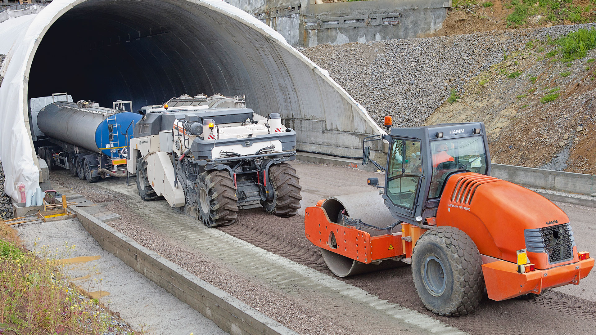 Der Kaltrecycling-Zug aus Tankwagen, Kaltrecycler WR 240 und HAMM Walze hinterlässt eine stabile Oberfläche, die bei Bedarf auch ohne neue Deckschicht für den Verkehr freigegeben werden kann.