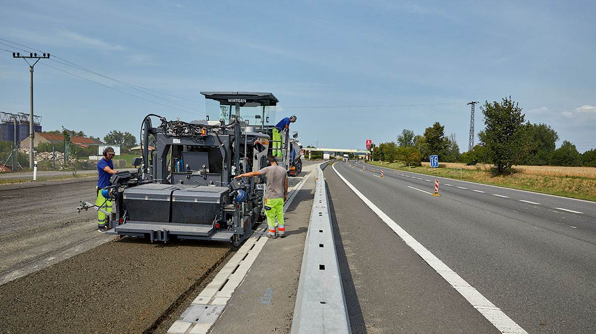 Der Kaltrecycler W240CRi mit Einbaubohle sorgte beim leistungsstarken Recyclingeinsatz auf einer Autobahnbaustelle nahe Prag für den profil- und lagegerechten Einbau der neuen Fahrbahn. 