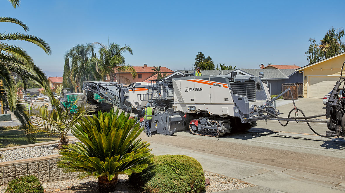 In San Jose/Kalifornien recycelte der Wirtgen W 380 CRi mit Heckverladung zwei Fahrbahnspuren 10 cm tief und unter Zugabe von 2,5% Schaumbitumen sowie 3% Wasser. 
