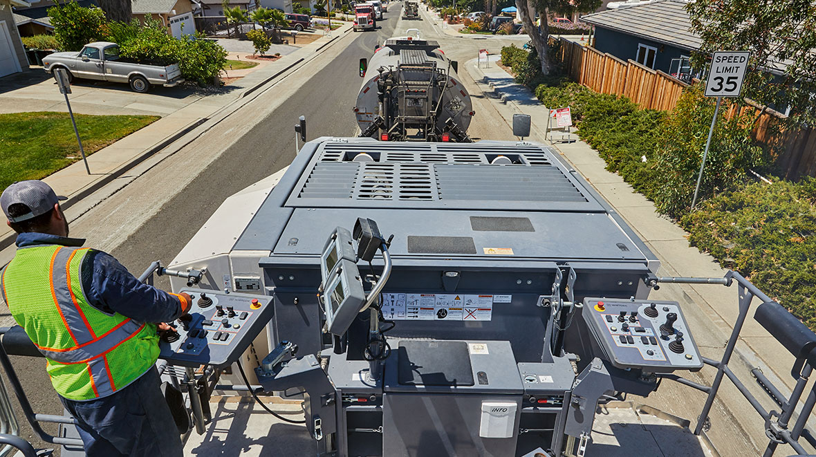 Durch die intuitive und flexible Bedienung, zuverlässige Informationssysteme, komfortable Sichtverhältnisse sowie eine optimale Ergonomie hat der Bediener bei den Wirtgen Kaltrecyclern stets die volle Kontrolle über Maschine und Arbeitsergebnis.