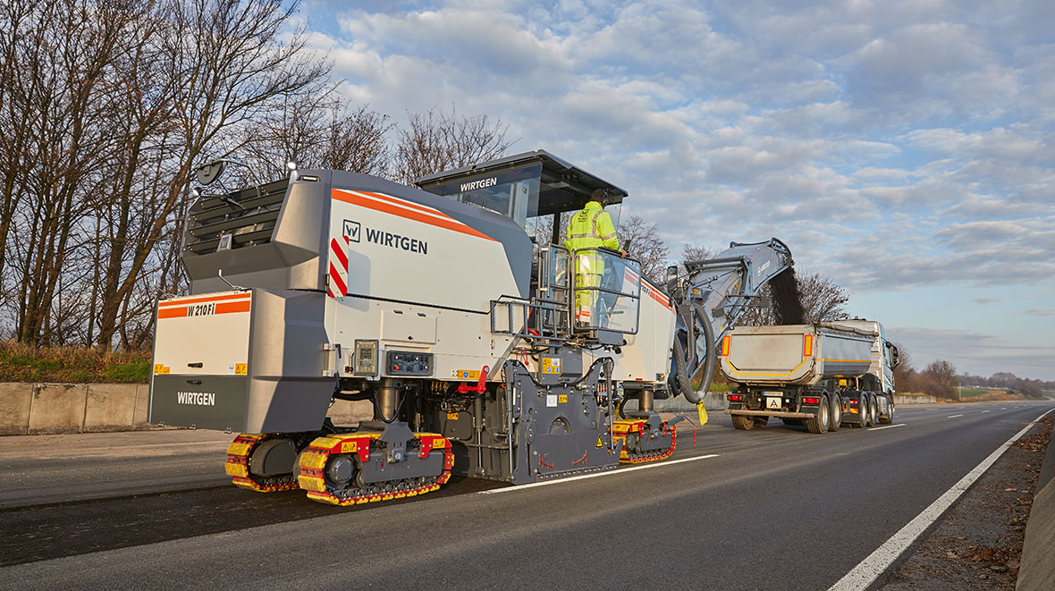 Kraftvoll: Die neue Wirtgen Großfräse W 210 Fi ist die Profimaschine mit der höchsten Fräsleistung.