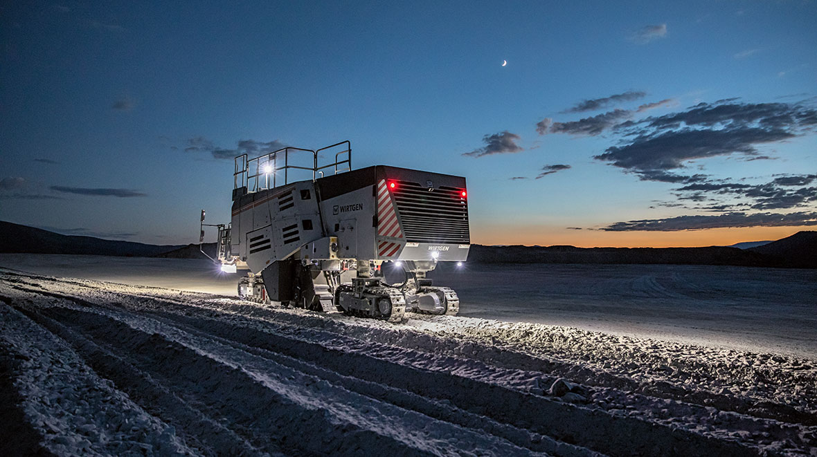 Im Tagebau ist nichts wichtiger als die verlässliche Verfügbarkeit der Maschine. Kein Problem für den 220 SM/220 SMi von Wirtgen, der hohe Tagesleistungen im weichen und im harten Gestein ermöglicht.