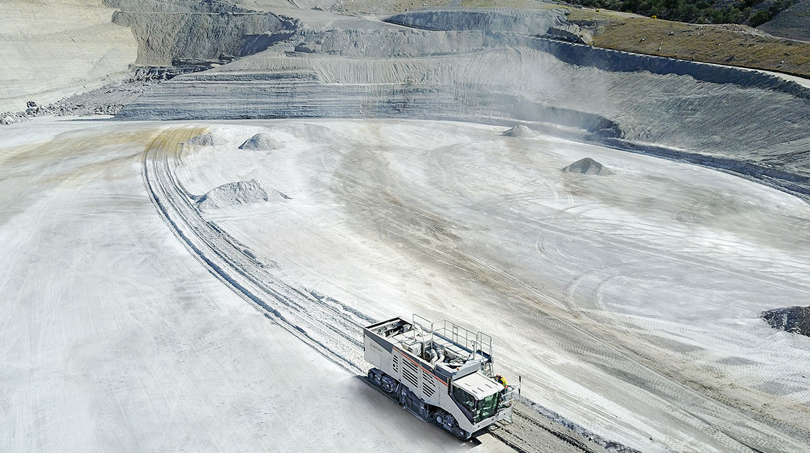 Beim Abbau von Gips in den USA überzeugt der neue Wirtgen Surface Miner 220 SM/220 SMi durch seine Schneidkraft und geringen Betriebskosten. 