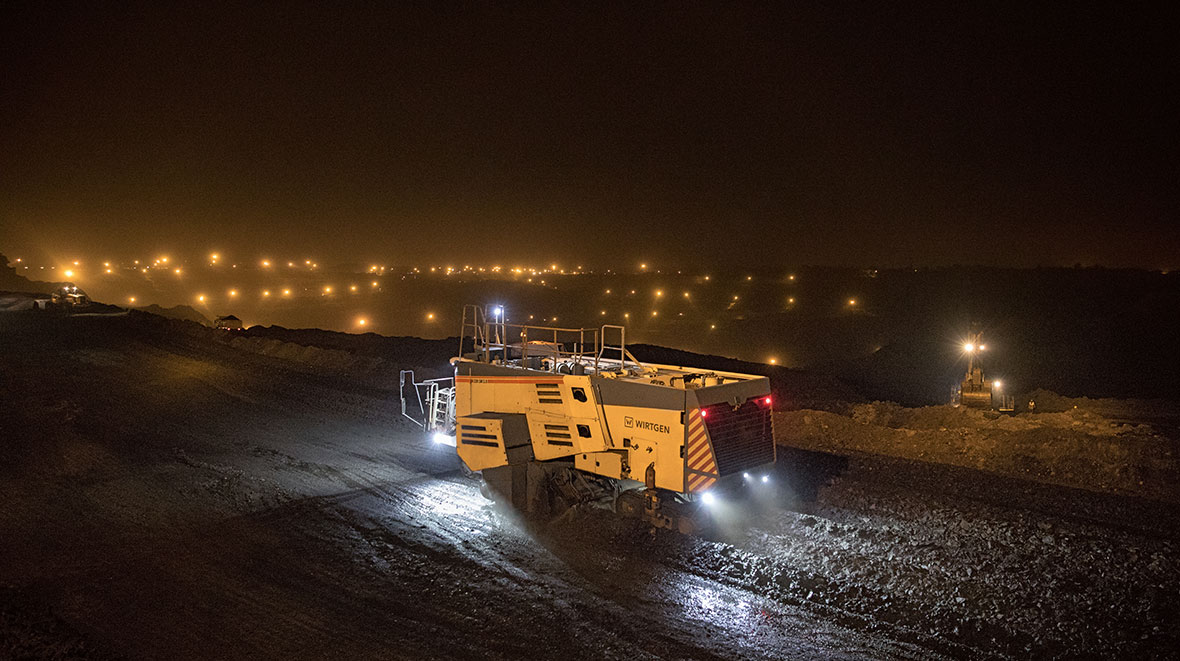Rund um die Uhr im Einsatz: Bei Nacht erhellt die leistungsstarke Lichtanlage des Wirtgen Surface Miners das Umfeld und sorgt für den klaren Blick auf die Schneidkante.
