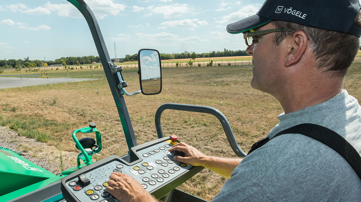 Die neuen Straßenfertiger sind Teil der ebenfalls neu eingeführten Classic Line und mit dem leicht erlernbaren Bedienkonzept ErgoBasic ausgestattet.