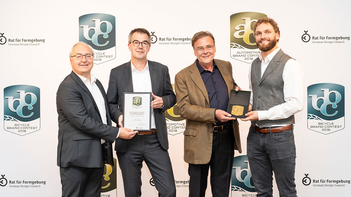 Bei der Preisverleihung des Automotive Brand Contest 2018 in Paris am 2. Oktober im Rahmen der Messe „Mondial de l'Automobile“: Gottfried Beer, Dr. Axel Römer (beide HAMM), Ulrich Ewringmann, Julius Renz (beide Dialogform).