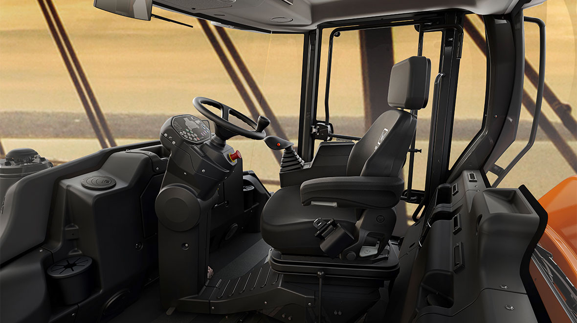 Der Fahrerstand der Serie HP von HAMM ist nach ergonomischen Gesichtspunkten optimiert: Jeder Fahrer kann Sitz und Armlehnen justieren und den Neigungswinkel des Armaturenbretts mit Lenkrad individuell anpassen. Außerdem lässt sich die Sitz-Bedieneinheit bis an die Außenkante der Plattform verschieben und optional um 90° in beide Richtungen drehen.