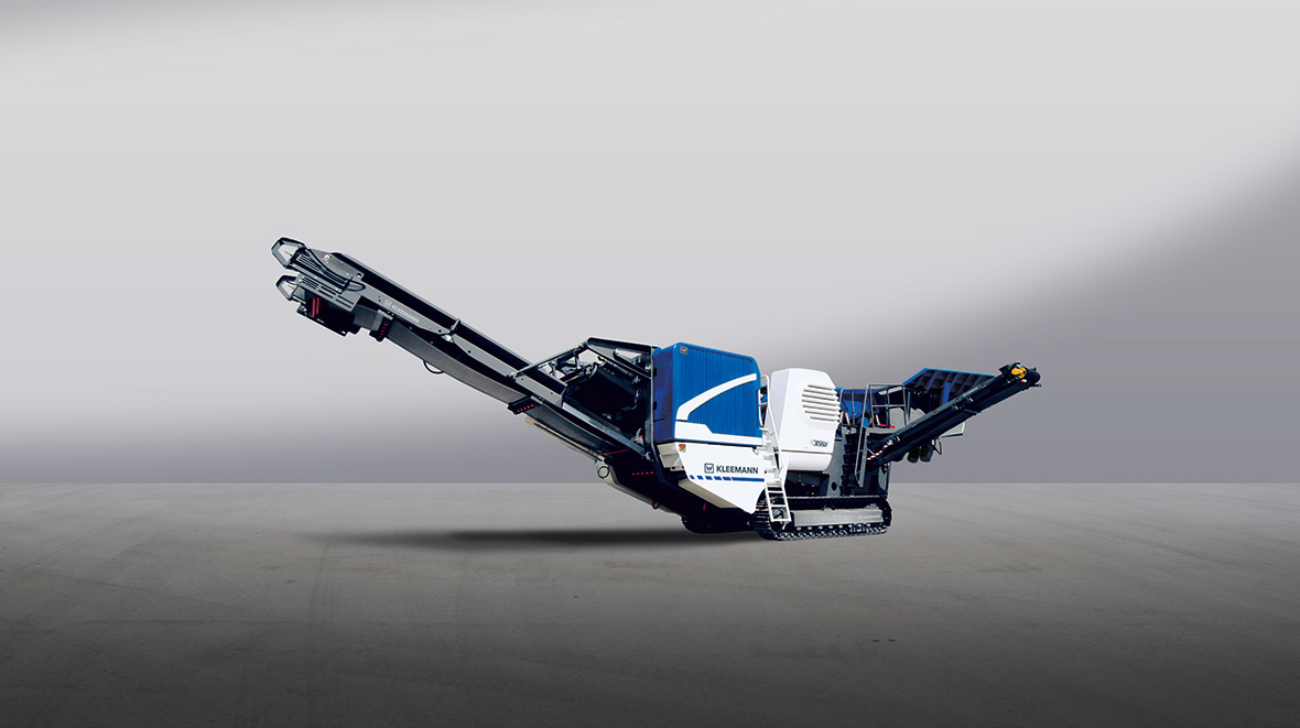 Die mobile Backenbrechanlage MOBICAT MC 110 Z EVO siebt mit ihrem unabhängig schwingenden Doppeldecker-Vorsieb Feinanteile effektiv ab.