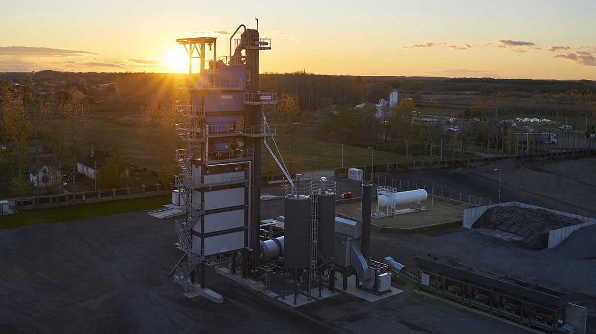 Anlage mit einem 3t-Mischer und einer Mischleistung von bis zu 240t/h und einem Verladesilo von 110 t.
