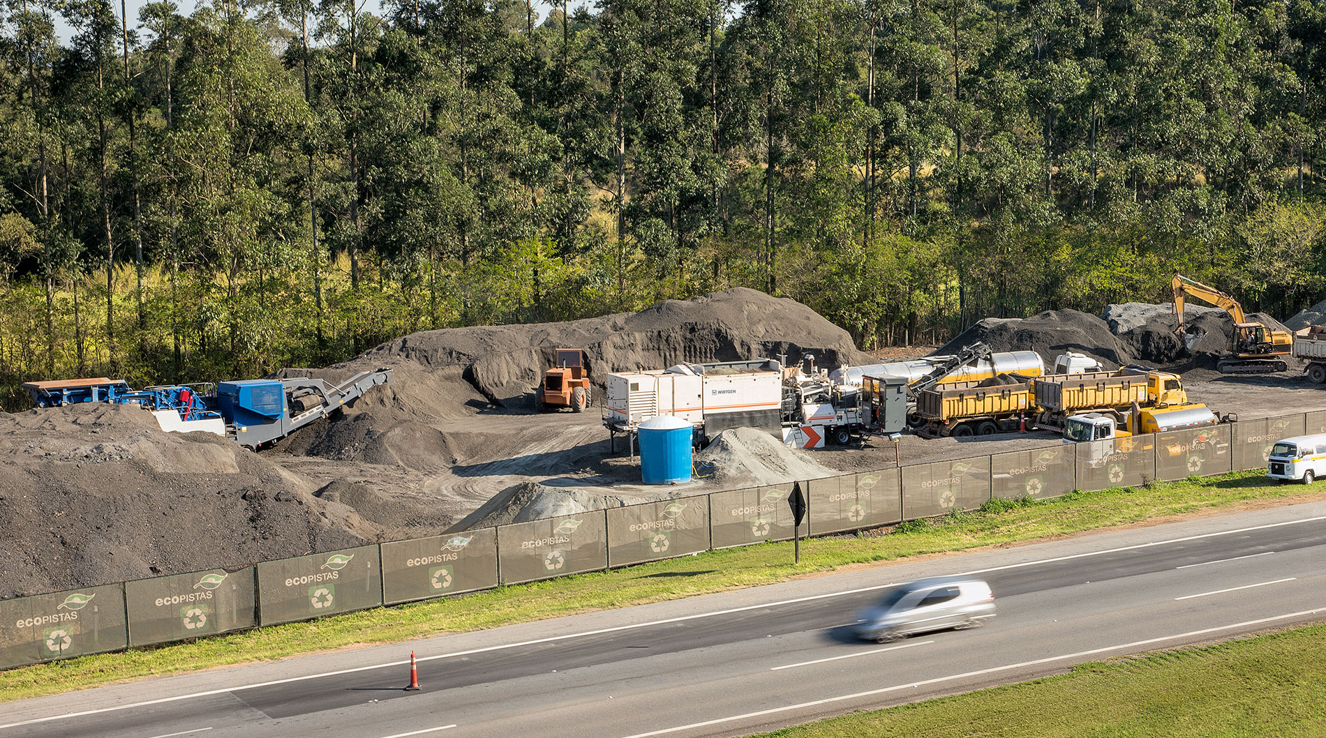 Aufbau der Kaltrecycling Mischanlage und des Brechers erfolgt in unmittelbarer Nähe zur Baustelle.