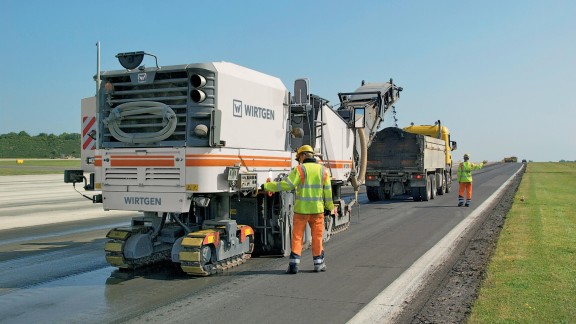 WIRTGEN Kaltfräse beim Aufrauen der Start- und Landebahn auf dem Flughafen Cambridge in Großbritannien.