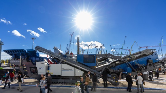 Kleemann MOBIREX MR 130(i) PRO impact crusher at the Bauma exhibition booth