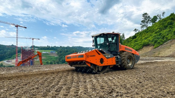 Un rodillo de tierra compacta el suelo.