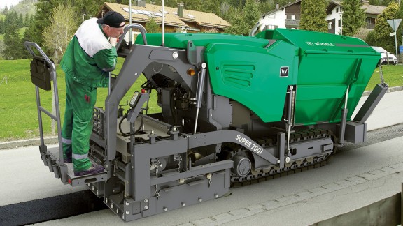 The SUPER 700i needs only one operator.