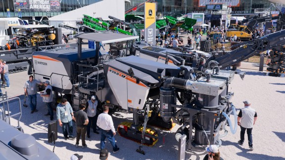 The W 210 XF and customers in conversation with experts at the booth at Conexpo 2026