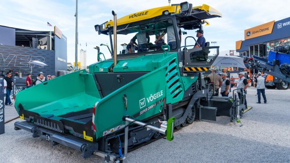 The SUPER 2000-5 X tracked road paver and the wheeled version, the SUPER 2003-5 X, at the booth at Conexpo 2026