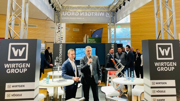 Experten der Wirtgen Group im Gespräch mit Messebesuchern auf dem Messestand der Wirtgen Group beim 54. VDBUM Großseminar 2026 