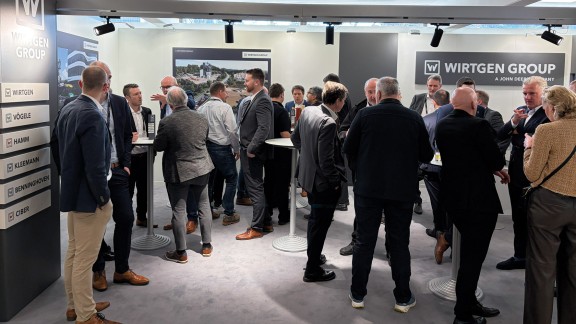 Voller Messestand der Wirtgen Group, auf den Deutschen Asphalttagen 2026 in Berchtesgaden