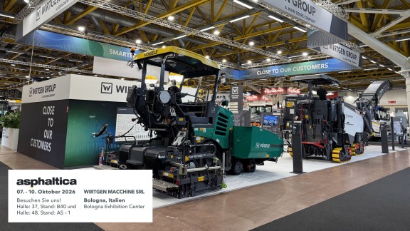 Asphaltica 2024; Messestand mit Besuchern