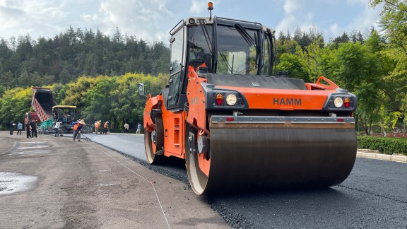 A Hamm HD 138 VO tandem roller on a construction site