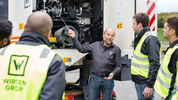 Our training courses consolidate your theoretical and practical knowledge of all aspects of your WIRTGEN GROUP machine.