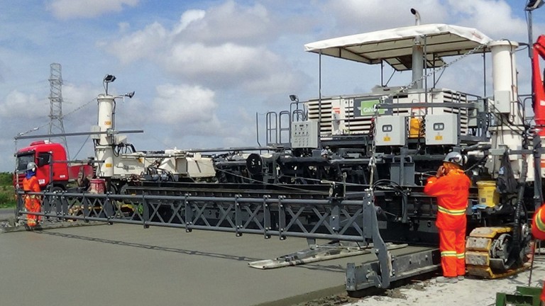 Wirtgen technology in Brazil – Slipform paver SP 850 modernizes motorway in Fortaleza