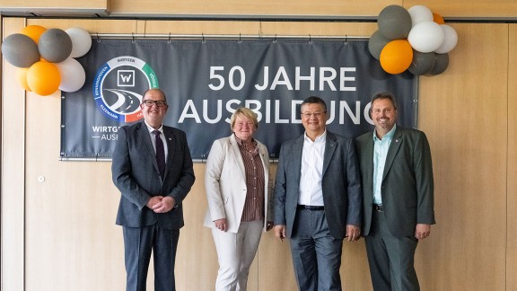 Gruppenfoto v.l.n.r. Ortsbürgermeister Hans-Dieter Geiger, Kreisbeigeordnete Birgit Haas, Geschäftsführer Wirtgen GmbH Dr. Cyrus Barimani, Verbandsgemeindebürgermeister Michael Chirst