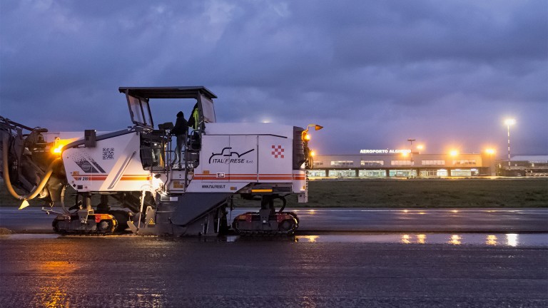 Asphalt removal in record-breaking time: New runway for Sardinia