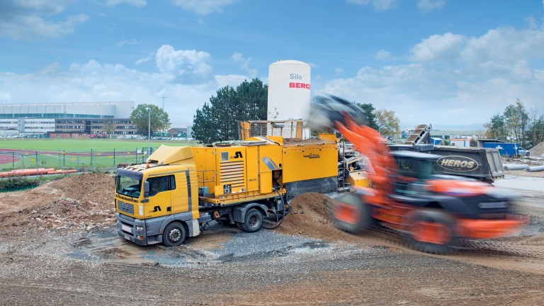 Recycling at Cologne/Bonn Airport – Wirtgen KMA 220 produces hydraulically bound base using mix-in-plant process