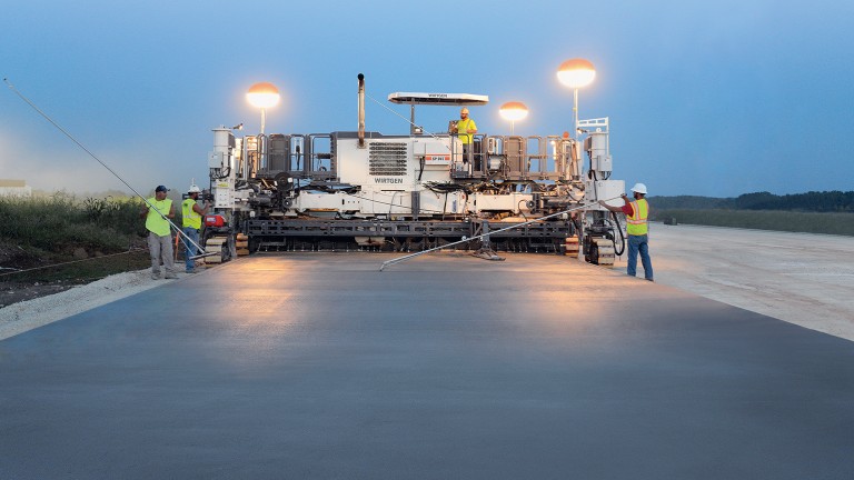 Wirtgen Slipform Paver SP 94i in the USA: A perfectly even runway