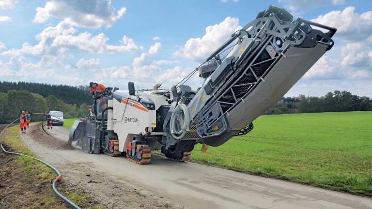 Wirtgen W 100 CFi: A special job for the compact milling machine, extending the broadband network