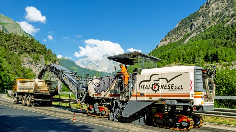 Wirtgen W 220 mills surface course at the foot of Mont Blanc in half the time