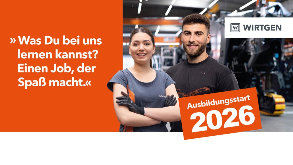 Lächelnde junge Frau und junger Mann in Montagehalle