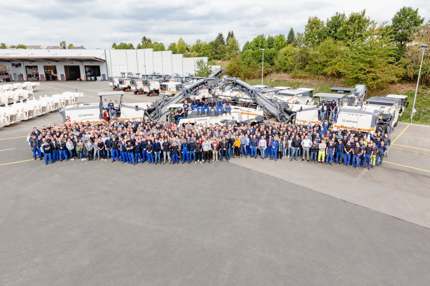 Mit dem eintausendsten Azubi untermauert der Baumaschinenhersteller WIRTGEN den hohen Stellenwert, den die Ausbildung im Hause genießt. 