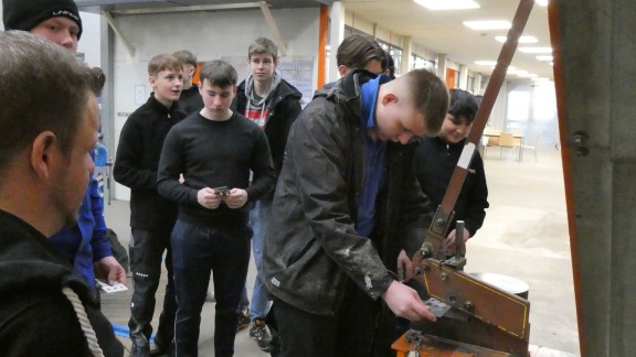 Schüler schneidet ein Blech an einer Blechschere