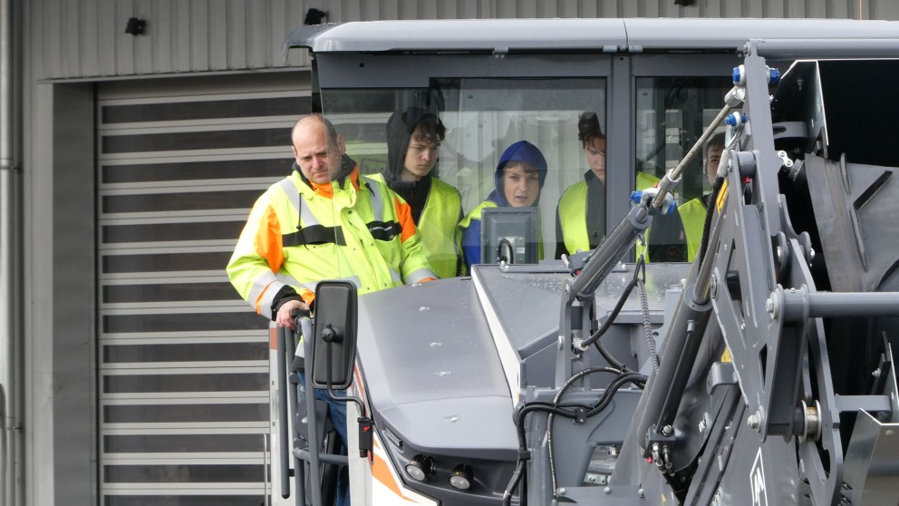 Die Schüler dürfen nach einer kurzen Einführung die Wirtgen Kaltfräse fahren.