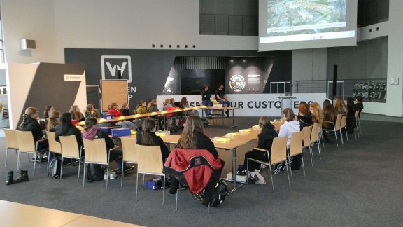 Die Mädchen des Girls' Day bekommen eine Unternehmenspräsentation gezeigt. 