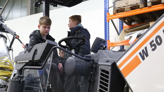 Zwei jungen auf einer Wirtgen Kleinfräse W35Ri