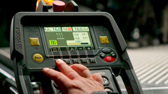 The screed heating with boost function is set on the operator's console.