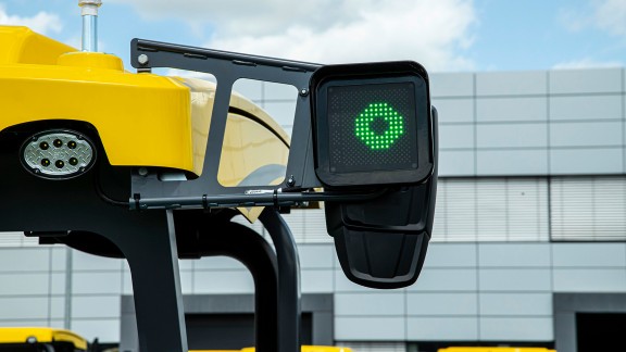 The PaveDock Assistant signal system shows green.