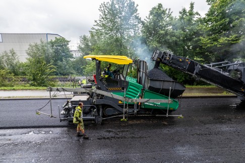 Image illustrant le SUPER 2100-5 X et l’alimentateur MT 3000-5 en pleine action.