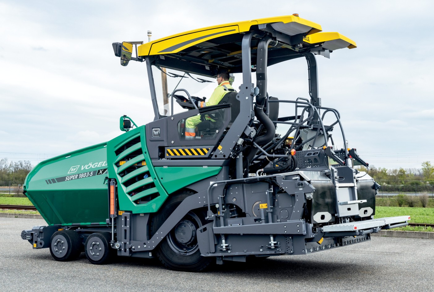 Image shows the ErgoPlus 5 paver operator's platform of a VÖGELE wheeled paver