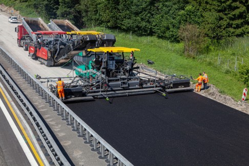Image shows the SUPER 3000-3i paver from VÖGELE paving on a job site.
