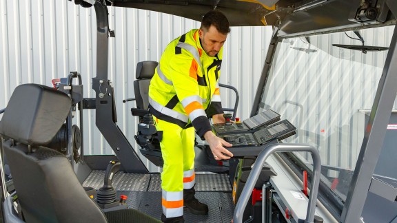 The picture shows a PowerFeeder operator setting up the operator’s console.