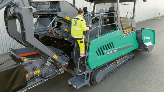 The picture shows an operator on the safe and convenient access steps to the operator’s platform of a PowerFeeder.