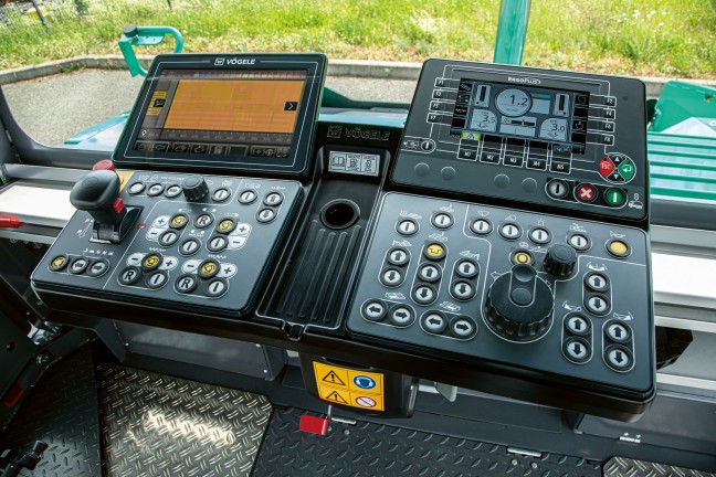 The VÖGELE ErgoPlus 5 paver operator’s console