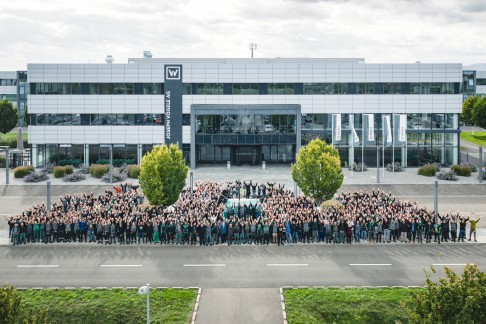 Image shows VÖGELE employees outside the headquarters in Ludwigshafen.