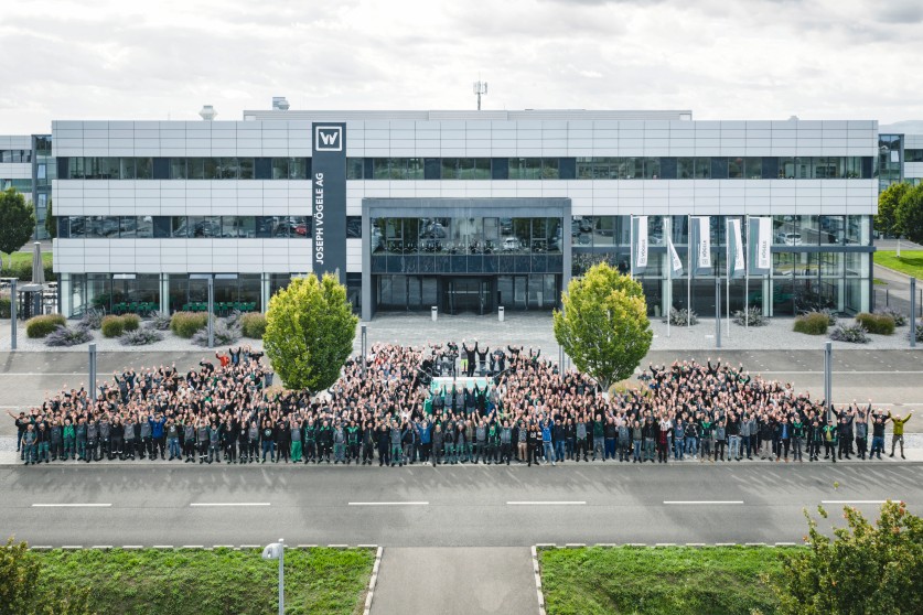 Image shows VÖGELE employees in front of the company headquarters in Ludwigshafen.