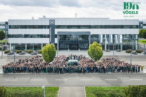 Bild zeigt die VÖGELE Mitarbeitenden vor dem Stammwerk in Ludwigshafen.