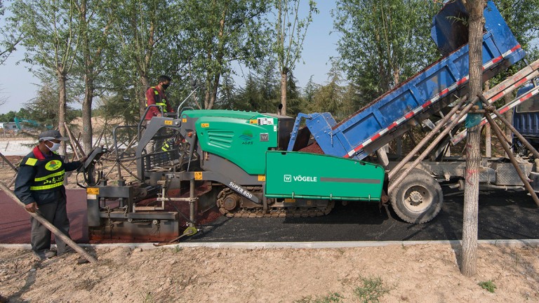 SUPER 800 Mini Class paver adds a dash of colour
